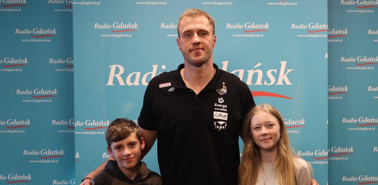 Mikołaj Witliński z Twórczymi Dzieciakami (Fot. Radio Gdańsk/Piotr Puchalski)