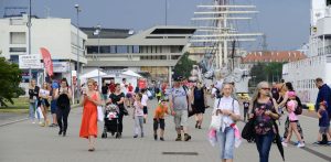 Turyści na Skwerze Kościuszki w Gdyni (Fot. KFP/Anna Bobrowska)
