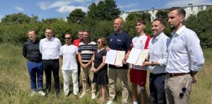W tym miejscu w Gdańsku powstanie kompleks tenisowy. nz. m.in Jakub Rutnicki, Tymon Litwic czy Piotr Borawski
