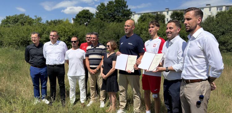 W tym miejscu w Gdańsku powstanie kompleks tenisowy. nz. m.in Jakub Rutnicki, Tymon Litwic czy Piotr Borawski