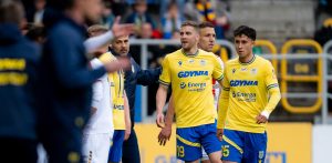 Łotewski napastnik Vladislavs Gutkovskis w barwach Arki Gdynia. Fotografia ilustruje informację o przedłużeniu umowy przez piłkarza do końca sezonu 2027/2028, pomimo spadku drużyny do Betclic 1. Ligi