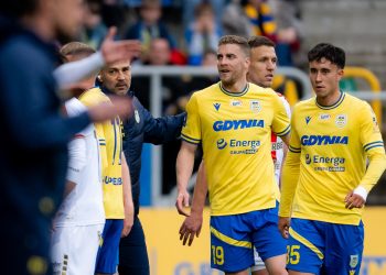 Łotewski napastnik Vladislavs Gutkovskis w barwach Arki Gdynia. Fotografia ilustruje informację o przedłużeniu umowy przez piłkarza do końca sezonu 2027/2028, pomimo spadku drużyny do Betclic 1. Ligi