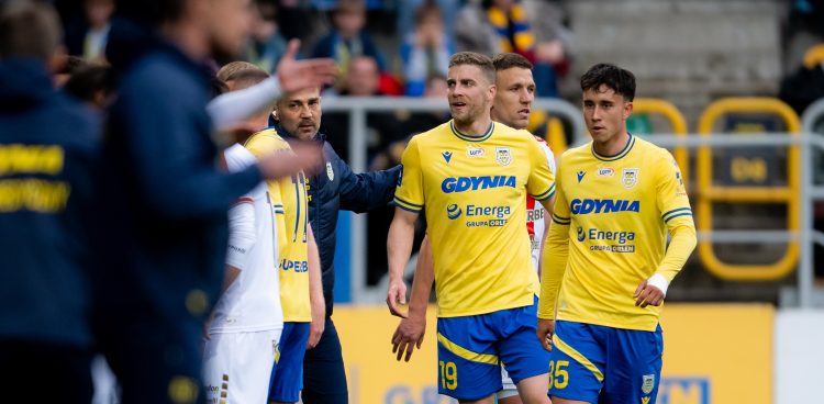 Łotewski napastnik Vladislavs Gutkovskis w barwach Arki Gdynia. Fotografia ilustruje informację o przedłużeniu umowy przez piłkarza do końca sezonu 2027/2028, pomimo spadku drużyny do Betclic 1. Ligi