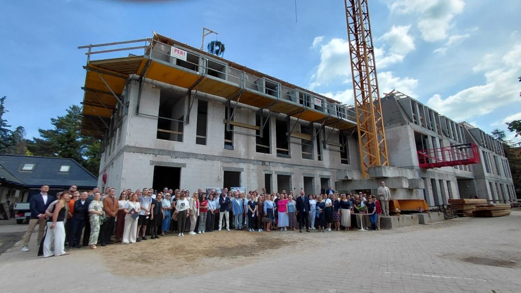 Wiecha na dachu budynku Hospicjum im. Dutkiewicza w Gdańsku