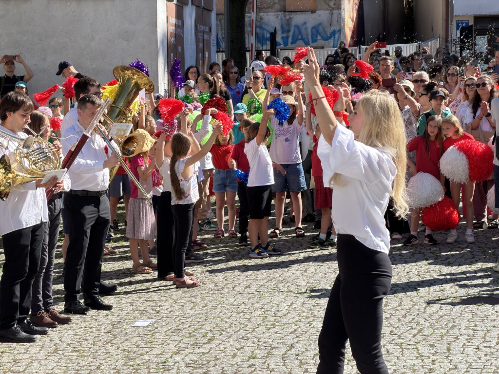 Orkiestra gra, a dzieci się bawią