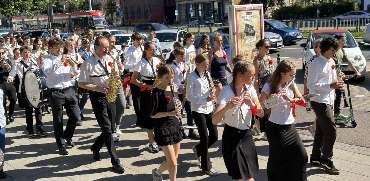 Parada Zespołu Szkół Muzycznych w Gdańsku ulicami miasta