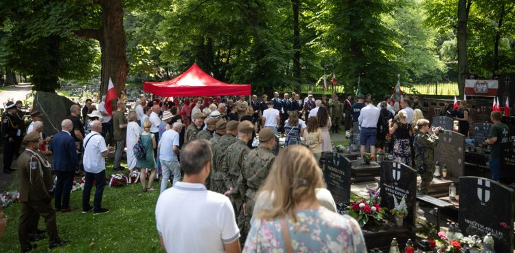 Cmentarz Garnizonowy - ceremonia poświęcenia symbolicznego nagrobka ppor. Zdzisława Badochy
