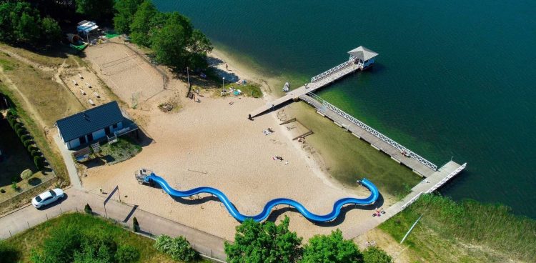 Kąpielisko nad jeziorem Rzuno z lotu ptaka