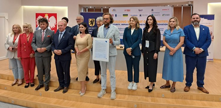 Gdańsk, spotkanie "Kobiet Odbudowujących Ukrainę". Podpisano deklarację o utworzeniu Koalicji Solidarności Odpornych Społeczności. Nz. m. in. Karolina Mzyk-Callias