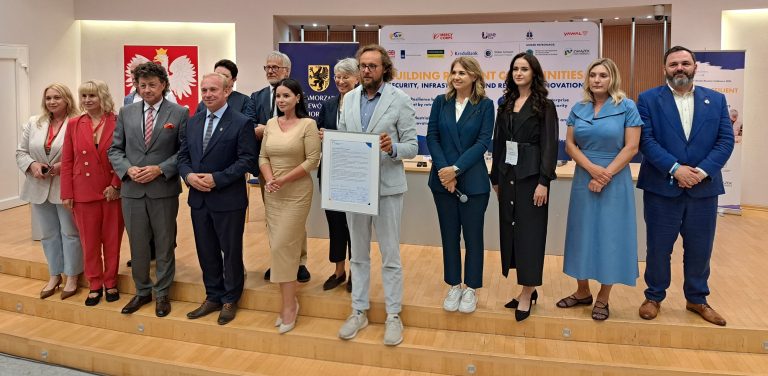 Gdańsk, spotkanie "Kobiet Odbudowujących Ukrainę". Podpisano deklarację o utworzeniu Koalicji Solidarności Odpornych Społeczności. Nz. m. in. Karolina Mzyk-Callias
