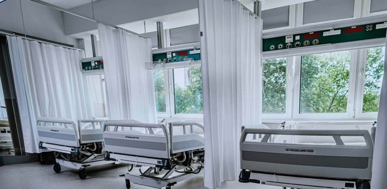 Łóżka na zmodernizowanym oddziale kardiologicznym w Kociewskim Centrum Zdrowia