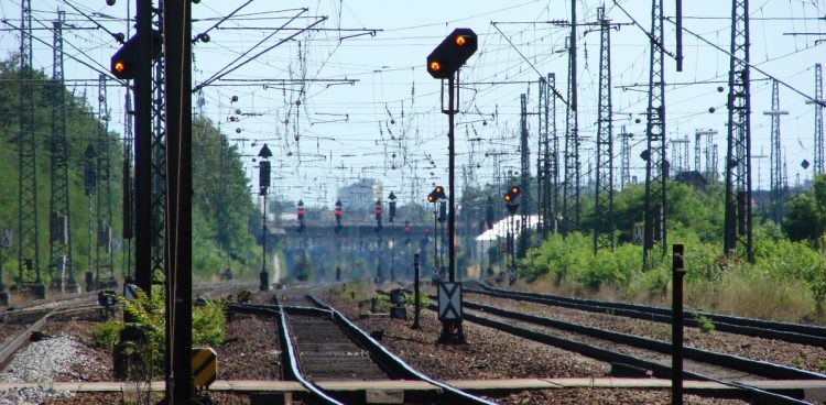 Rekordowe upały doprowadziły do zerwania sieci trakcyjnej i odkształcenia się szyn - zdjęcie ilustracyjne