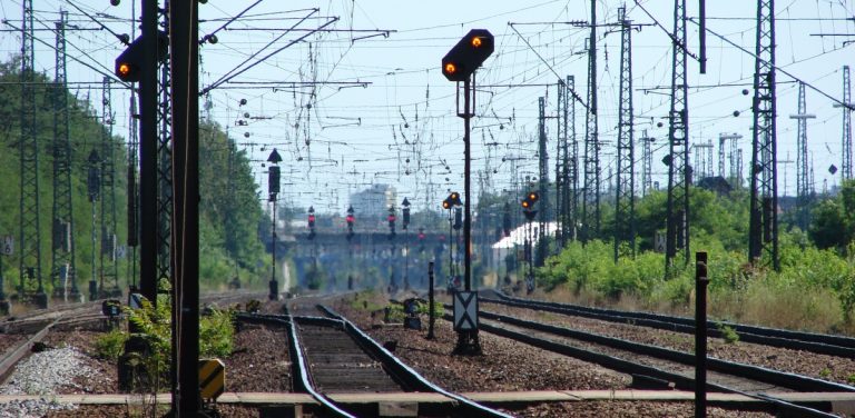 Rekordowe upały doprowadziły do zerwania sieci trakcyjnej i odkształcenia się szyn - zdjęcie ilustracyjne