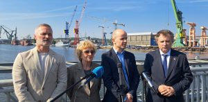Jarosław Wałęsa, Magdalena Kołodziejczak, przedstawiciel Remontowa Shipbuilding S.A. i Jacek Karnowski (fot. Radio Gdańsk/Sebastian Kwiatkowski)