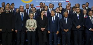 W pierwszym rzędzie: premier RP Donald Tusk (C-P), przewodnicząca Komisji Europejskiej Ursula Von der Leyen (C-L) oraz premier Ukrainy Julia Swyrydenko (C) na zbiorowym zdjęciu uczestników plenarnej sesji otwarcia w Europejskim Centrum Solidarności w Gdańsku