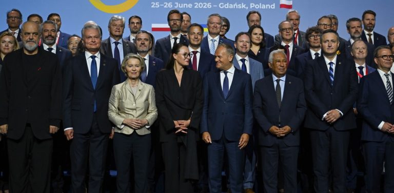 W pierwszym rzędzie: premier RP Donald Tusk (C-P), przewodnicząca Komisji Europejskiej Ursula Von der Leyen (C-L) oraz premier Ukrainy Julia Swyrydenko (C) na zbiorowym zdjęciu uczestników plenarnej sesji otwarcia w Europejskim Centrum Solidarności w Gdańsku