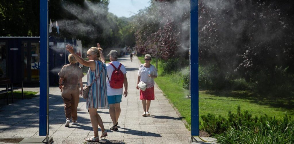 Mieszkańcy korzystają z kurtyny wodnej w trakcie upału