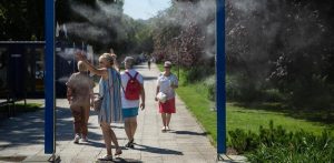 Mieszkańcy korzystają z kurtyny wodnej w trakcie upału