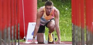 Jakub Szymański na starcie biegu na 110 m przez płotki podczas lekkoatletycznego 28. Grand Prix Sopotu im. Janusza Sidły na Stadionie Leśnym w Sopocie