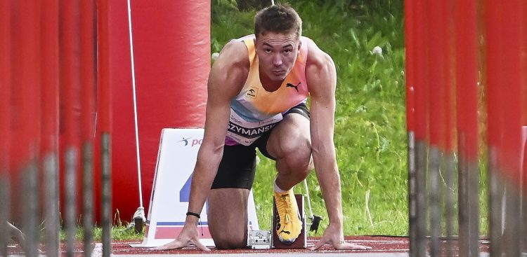 Jakub Szymański na starcie biegu na 110 m przez płotki podczas lekkoatletycznego 28. Grand Prix Sopotu im. Janusza Sidły na Stadionie Leśnym w Sopocie