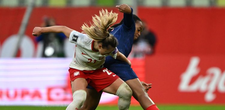 Polka Paulina Tomasiak (L) i Marie-Antoinette Katoto (P) z Francji podczas meczu eliminacyjnego piłkarskich mistrzostw świata kobiet w Gdańsku, 05.06.2026 r. (fot. PAP/Adam Warżawa)
