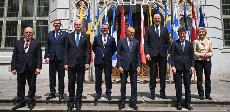 Premier Polski Donald Tusk, przewodnicząca Komisji Europejskiej Ursula Von der Leyen, komisarz UE ds. obrony Andrius Kubilius, premier Estonii Kristen Michal, prezydent Litwy Gitanas Nauseda, premier Finlandii Petteri Orpo, premier Łotwy Andris Kulbergs oraz prezydent Rumunii Nicusor Dan