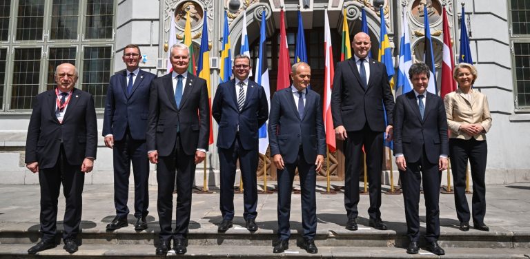 Premier Polski Donald Tusk, przewodnicząca Komisji Europejskiej Ursula Von der Leyen, komisarz UE ds. obrony Andrius Kubilius, premier Estonii Kristen Michal, prezydent Litwy Gitanas Nauseda, premier Finlandii Petteri Orpo, premier Łotwy Andris Kulbergs oraz prezydent Rumunii Nicusor Dan