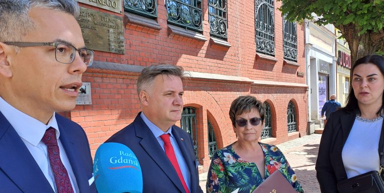 mieszkania komunalne chojnice radny Kamil Kaczmarek, poseł Michał Kowalski, radna Marzenna Osowicka i mieszkanka Chojnic Katarzyna Ksit