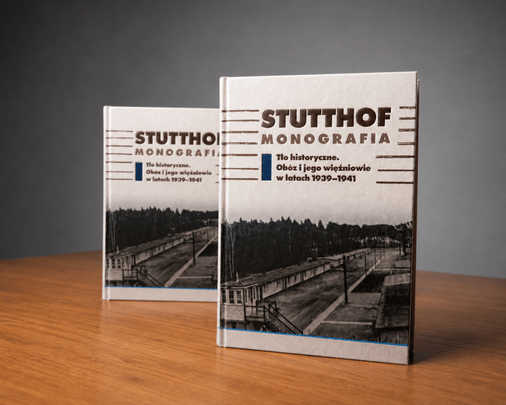Monografia o obozie Stutthof. Dwie książki stoją na stole