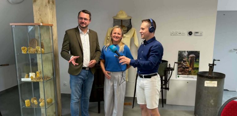 Michał Piotrowicz, Izabela Wrona i Mateusz Czerwiński w Muzeum Miodu i Pszczelarstwa