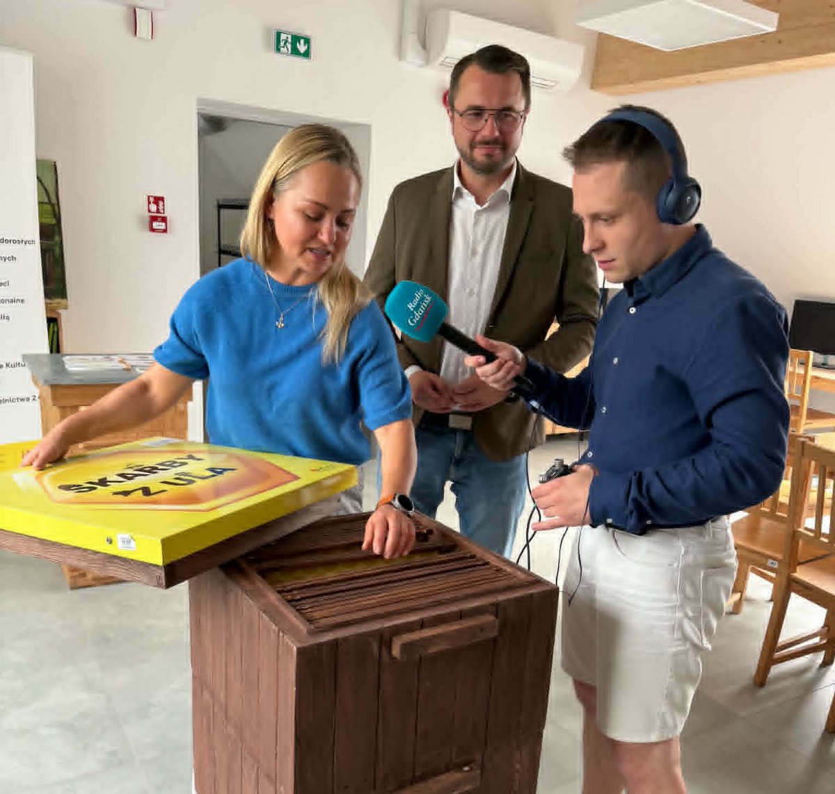Izabela Wrona, Michał Piotrowicz i Mateusz Czerwiński zaglądają do ula w Muzeum Miodu i Pszczelarstwa