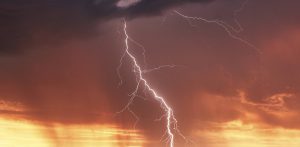 Burzom towarzyszą pioruny, silne opady deszczu oraz porywy wiatru