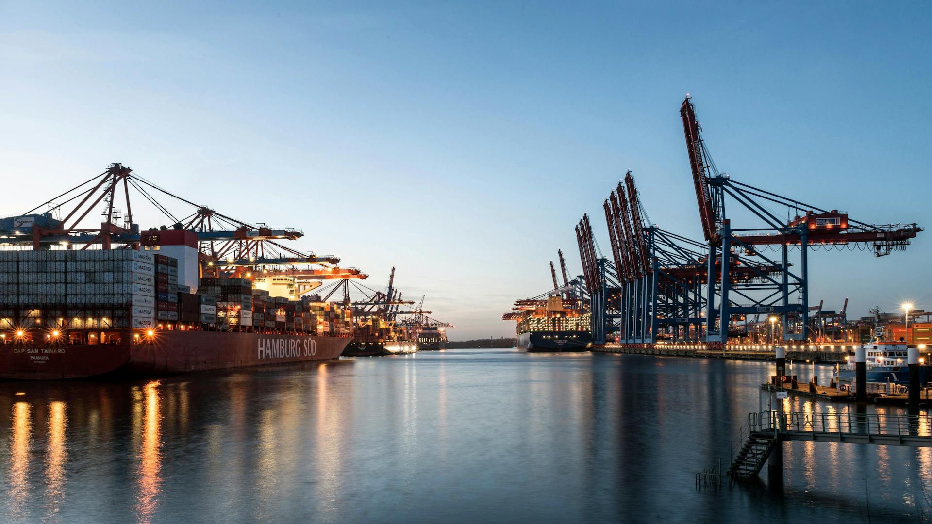 Port w Hamburgu, widok na żurawie i kontenerowce