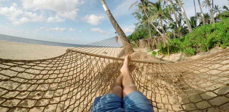 Odpoczynek w hamaku podczas urlopu na plaży