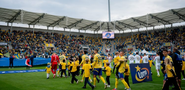 Po spadku z Ekstraklasy Arka Gdynia przechodzi rewolucje kadrową (Fot. KFP/Mateusz Słodkowski)