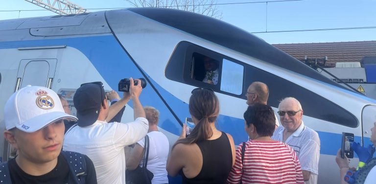 Pendolino wjechało do Ustki w obecności tłumów mieszkańców oraz turystów