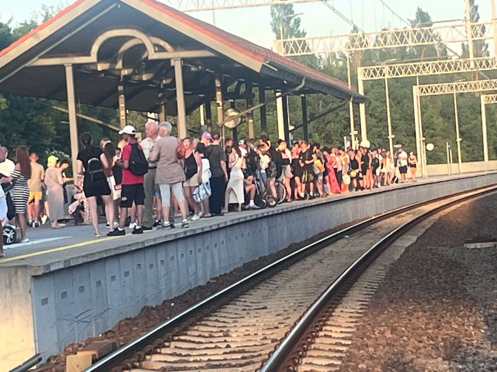 Tłumy osób na peronie