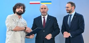 Prezes TAF Industries Oleksandr Yakovenko, prezes Zarządu Polskiej Grupy Zbrojeniowej Adam Leszkiewicz i wiceprezes PGZ Jan Grabowski (fot. PAP/Marcin Gadomski)