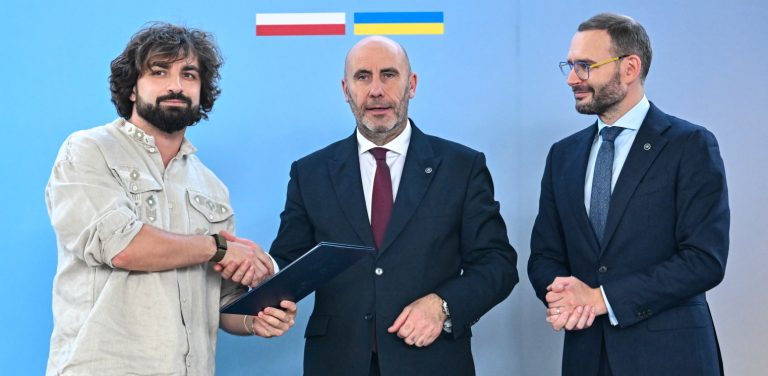 Prezes TAF Industries Oleksandr Yakovenko, prezes Zarządu Polskiej Grupy Zbrojeniowej Adam Leszkiewicz i wiceprezes PGZ Jan Grabowski (fot. PAP/Marcin Gadomski)
