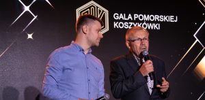 Gala Pomorskiej Koszyków 2024 - na scenie Paweł Kątnik i Włodzimierz Machnikowski