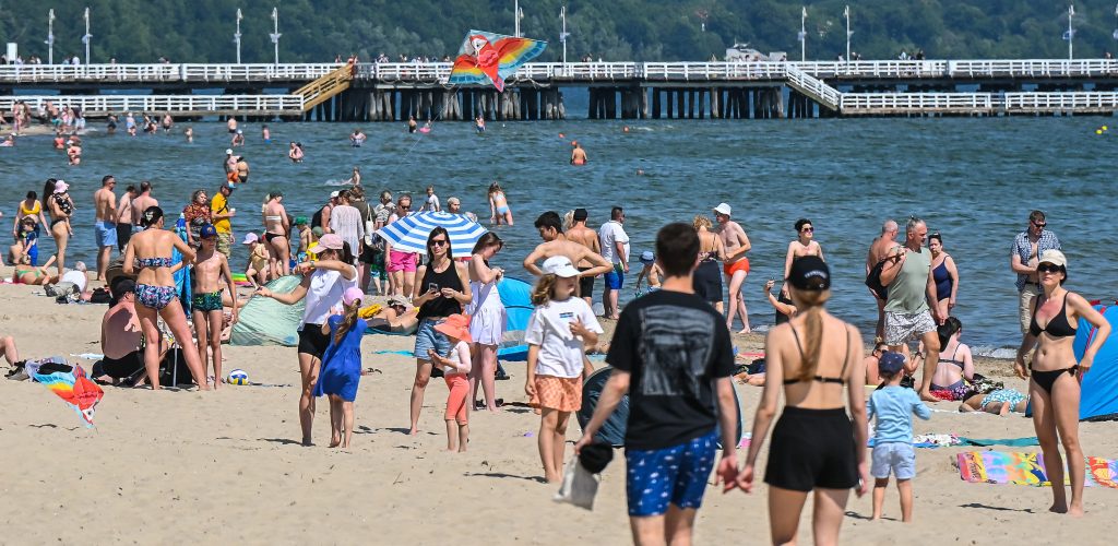 Plaża w Sopocie. Tłumy ludzi korzystają z upałów