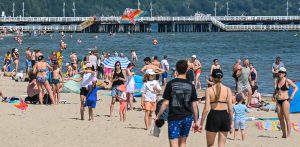 Plaża w Sopocie. Tłumy ludzi korzystają z upałów