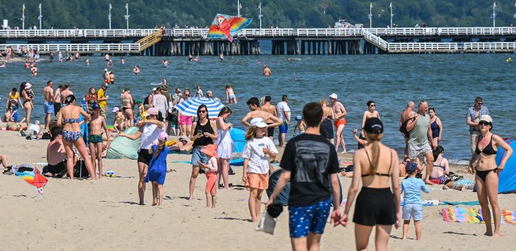 Plaża w Sopocie. Tłumy ludzi korzystają z upałów