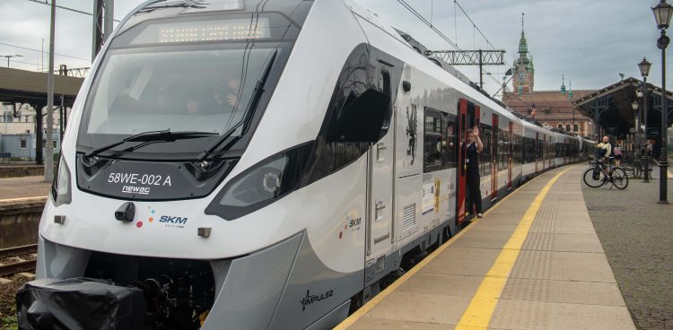 Pociąg NEWAG jeżdżący na liniach SKM