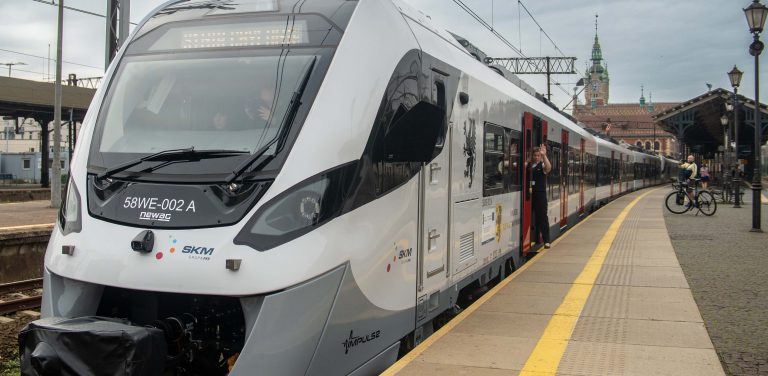 Pociąg NEWAG jeżdżący na liniach SKM