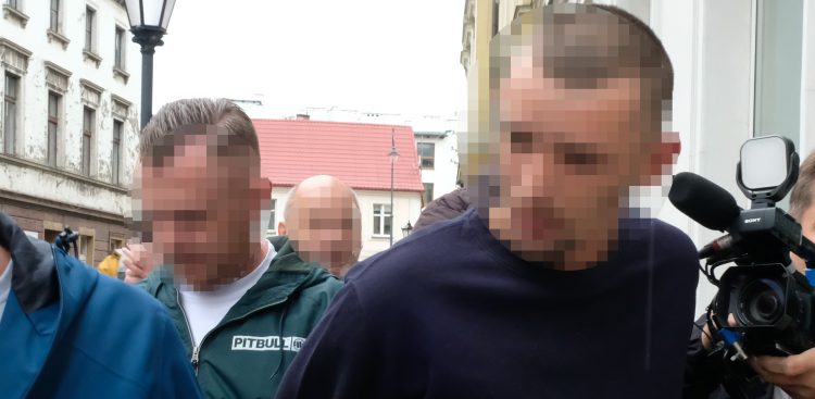 Policja odprowadza podejrzanego o zabójstwo Mateusza G.