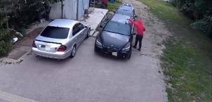 Podpalenie samochodu w Słupsku Kadr nagrania z monitoringu (fot. KMP w Słupsku)