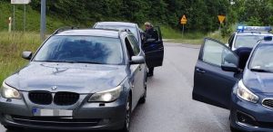 Policyjne samochody blokują ucieczkę BMW, za którego kółkiem siedział pijany kierowca