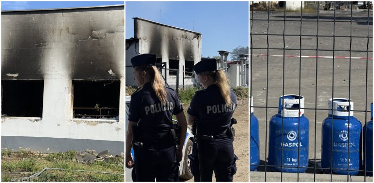 Trzyczęściowy kolaż zdjęć przedstawiający zniszczenia po pożarze zakładu w Charnowie. Na lewym zdjęciu widoczna jest osmalona, pokryta czarną sadzą elewacja budynku z wypalonymi, pustymi otworami okiennymi. Środkowy kadr przedstawia dwie policjantki w ciemnych mundurach stojące tyłem do obiektywu, które obserwują i zabezpieczają teren przed częściowo spalonym budynkiem produkcyjnym. Po prawej stronie, za metalowym ogrodzeniem z siatki, stoi rząd niebieskich butli gazowych marki Gaspol o pojemności 11 kg