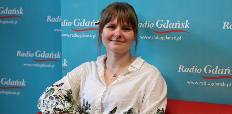 Monika Jóźwiak-Bociąg na tle ścianki Radia Gdańsk